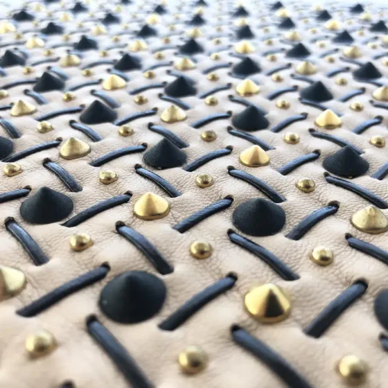 Applicazione borchie a graffa, occhielli e rivetti-4