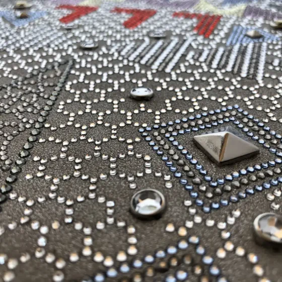 Applicazione strass e borchie termoadesive-3